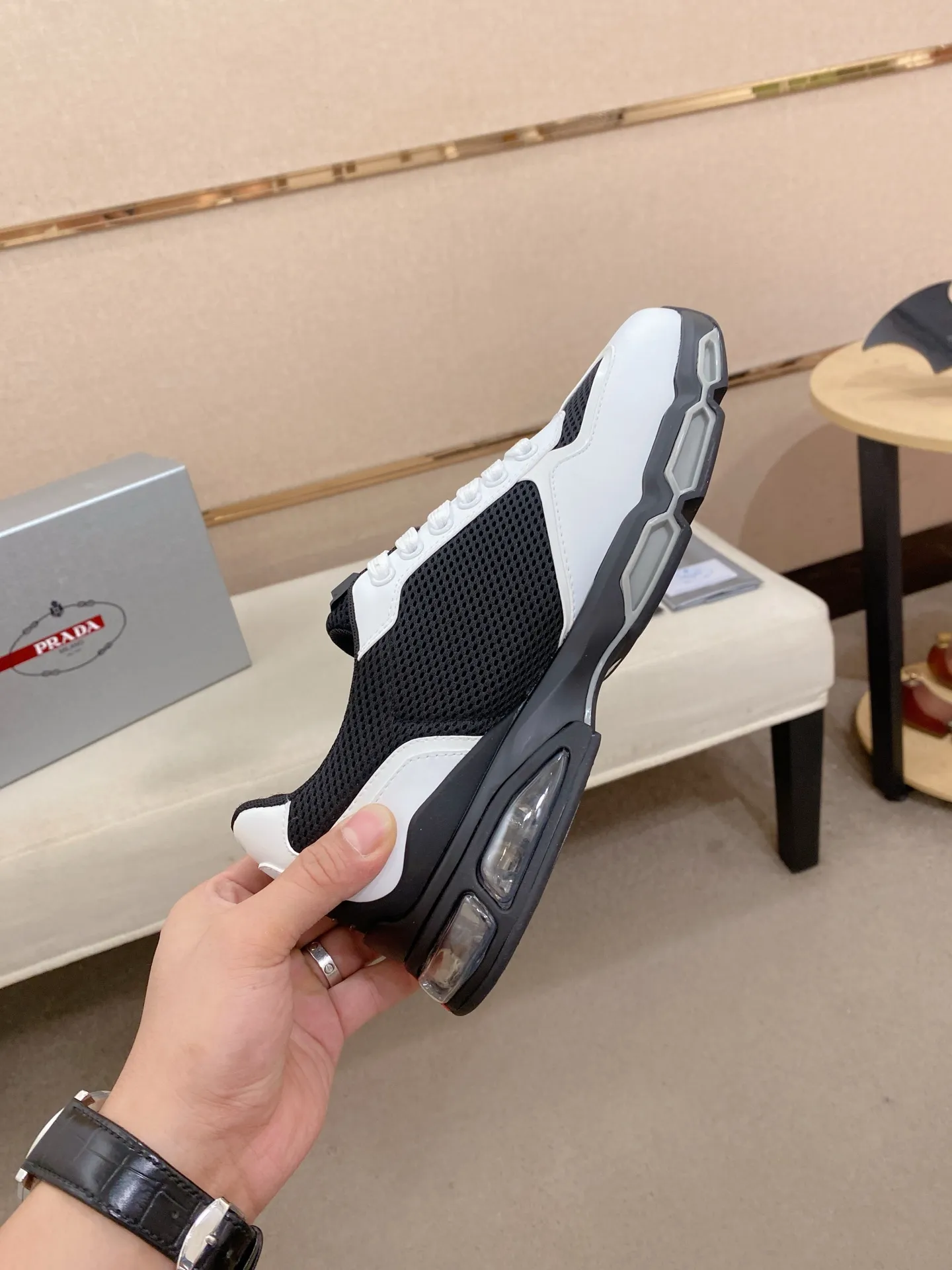 Factory price 660💰 ✔️✔️✔️High version High-quality new PRADA (Prada) counters are on the market at the same time, new men's shoes, 😘fabrics imported first-layer cowhide and mesh fabrics, purely handmade. Lining: Full cowhide lining. 👍🏿 High-end ☄️ air-cushion molded anti-slip rubber outsole, exquisite lines, simple and elegant, comfortable and high-end for leisure travel. Code number: 38 to 45